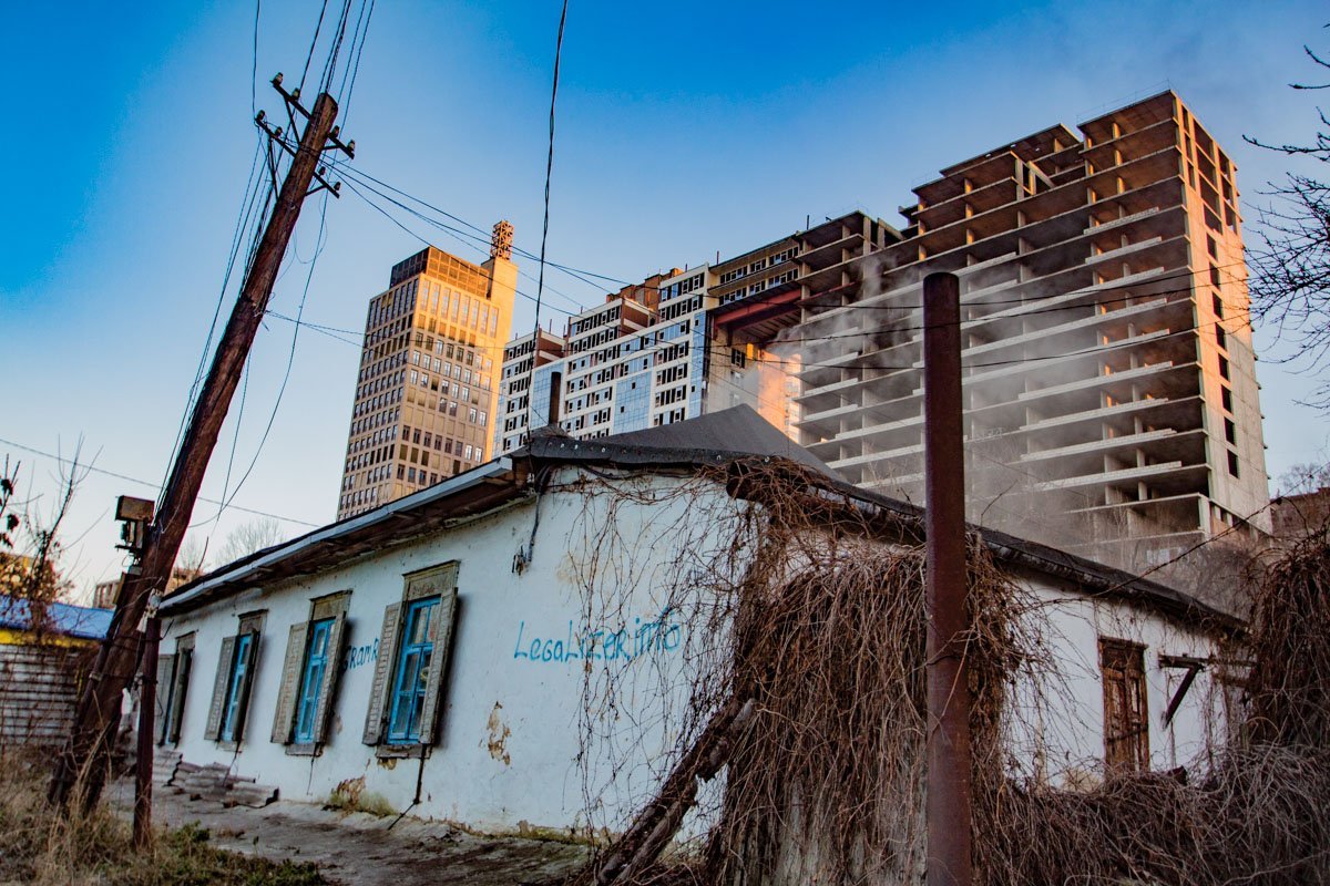 Глотая выхлоп общественного транспорта, этот дом живет обычной урбанистической жизнью Глотая выхлоп общественного транспорта, этот дом живет обычной урбанистической жизнью