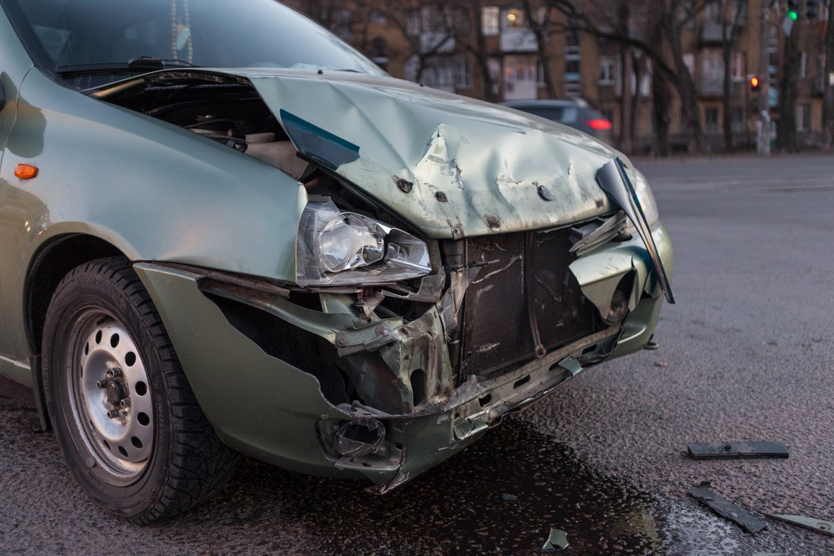 В результате столкновения разбита передняя часть автомобиля Lada Kalina В результате столкновения разбита передняя часть автомобиля Lada Kalina