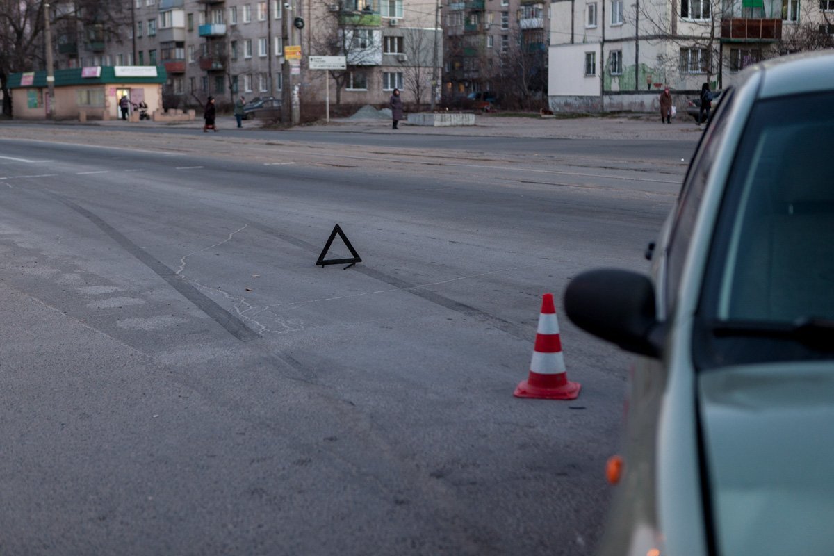 Видны следы торможения автомобиля Видны следы торможения автомобиля