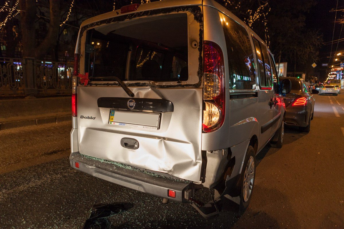 В результате удара у Fiat повреждена крышка багажника В результате удара у Fiat повреждена крышка багажника