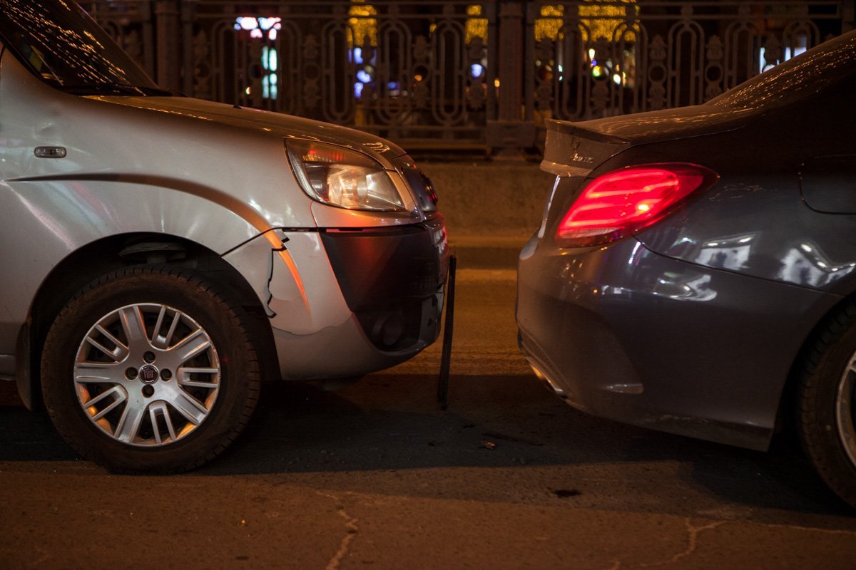 Троллейбус врезался в Fiat, который, в свою очередь, по инерции ударил Mercedes Троллейбус врезался в Fiat, который, в свою очередь, по инерции ударил Mercedes