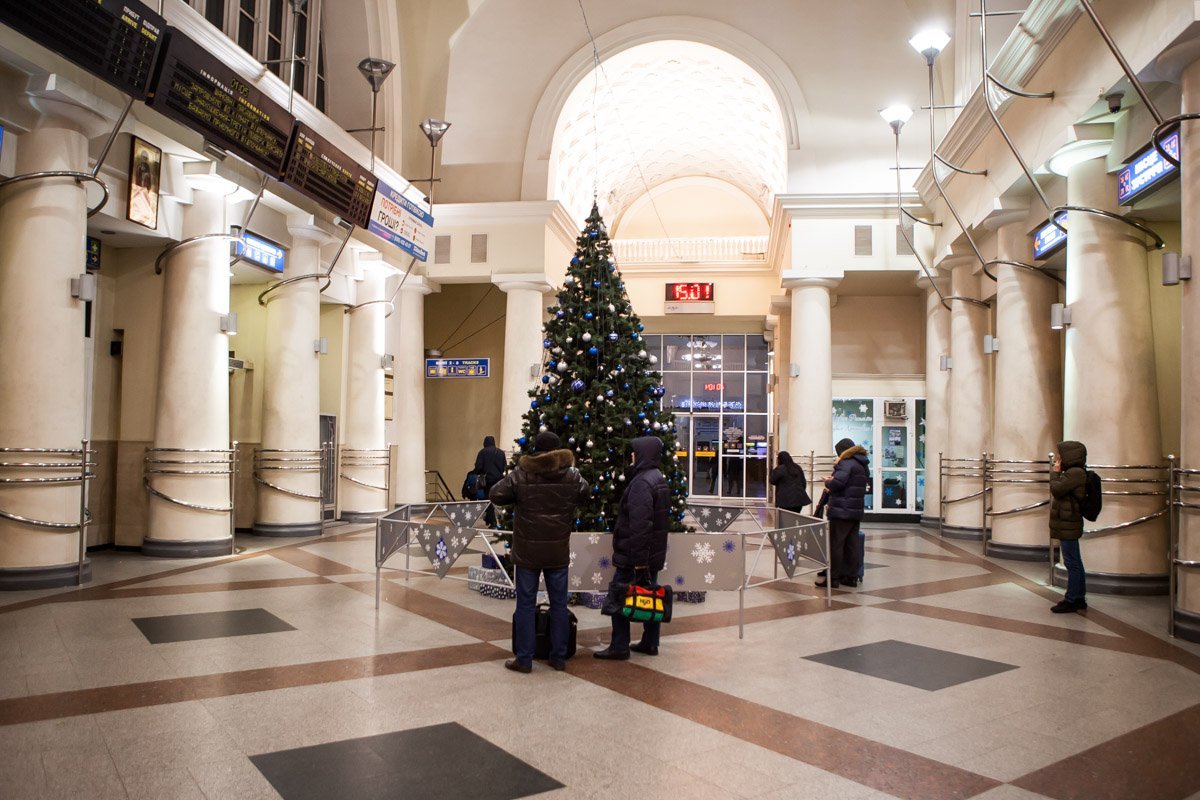 Пассажиры ожидают поезд