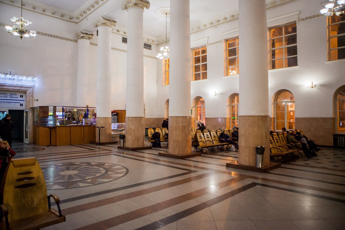 Спят усталые жители Днепра