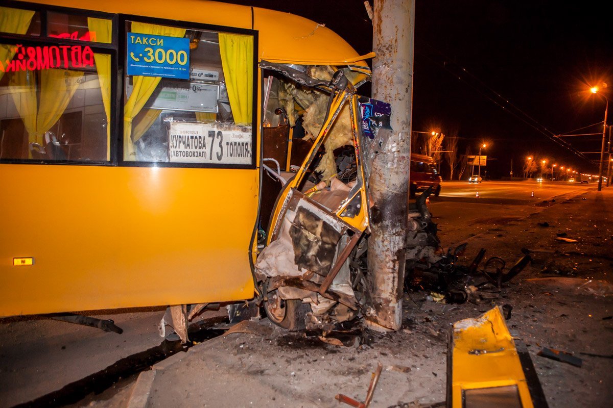 Водитель маршрутного такси №73 влетел в столб Водитель маршрутного такси №73 влетел в столб