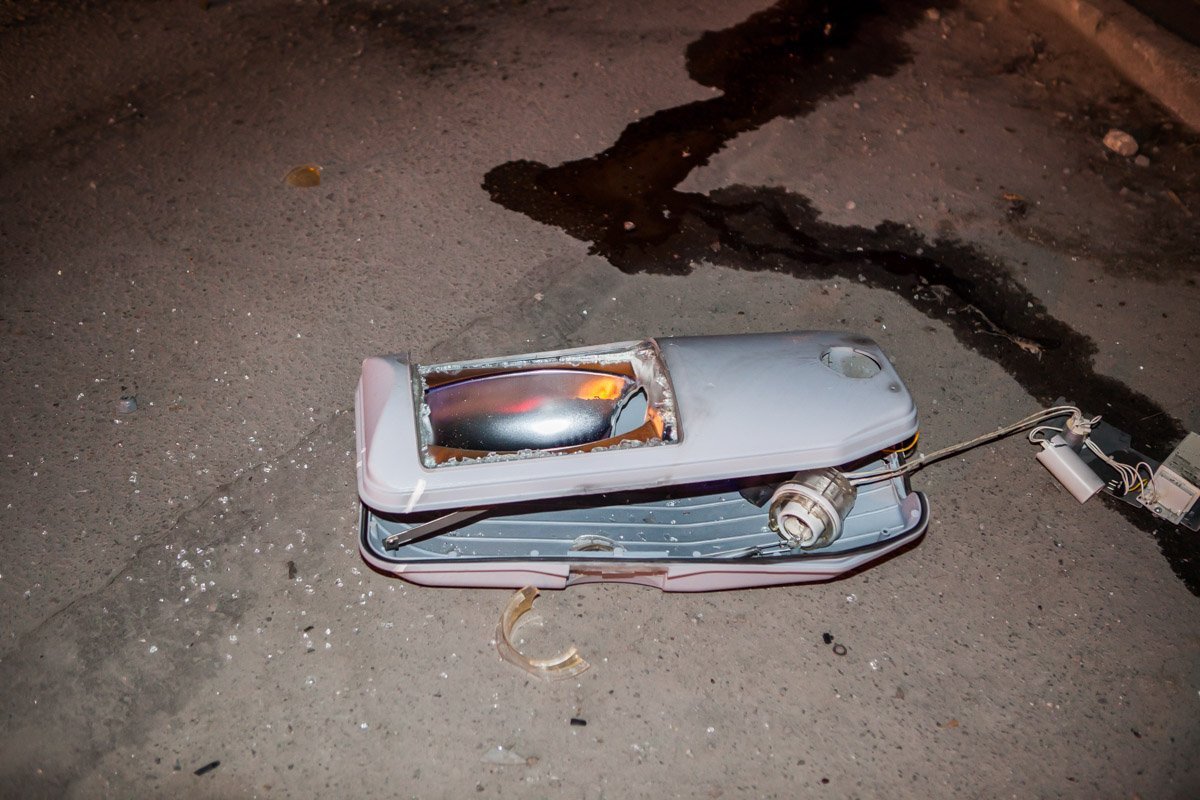 Из-за столкновения со столба упали элементы освещения Из-за столкновения со столба упали элементы освещения