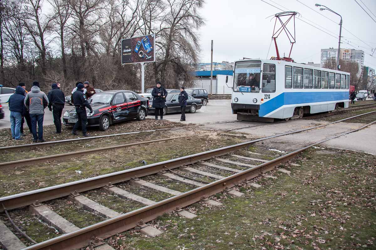 Неравнодушные водители помогли вытолкать автомобиль Неравнодушные водители помогли вытолкать автомобиль