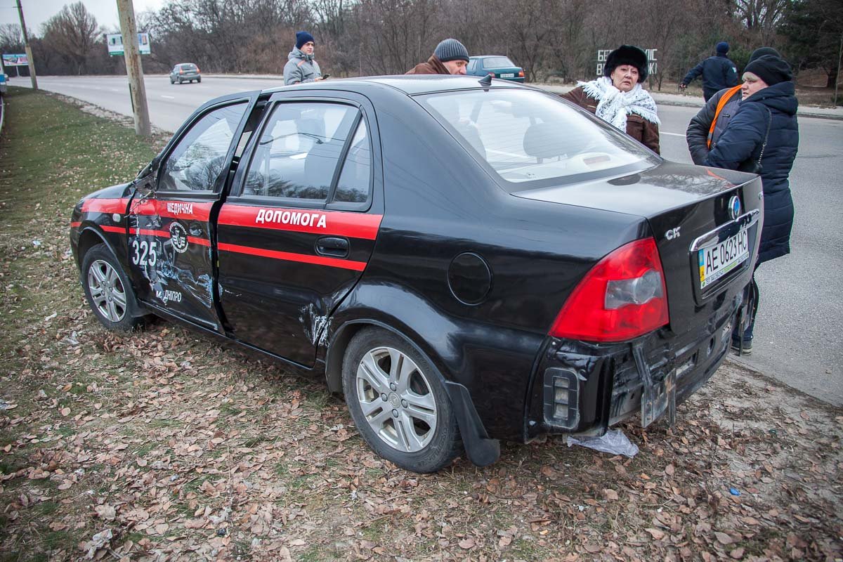 Патрульные выясняют подробности аварии Патрульные выясняют подробности аварии