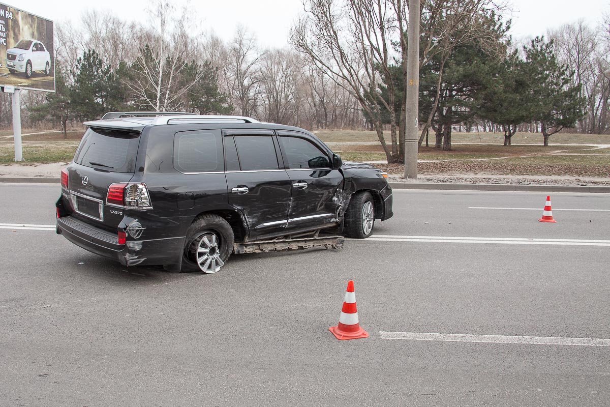 Lexus протаранил автомобиль Mazda