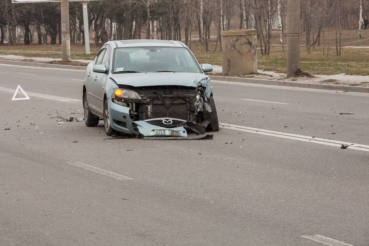 У Mazda повреждена передняя часть