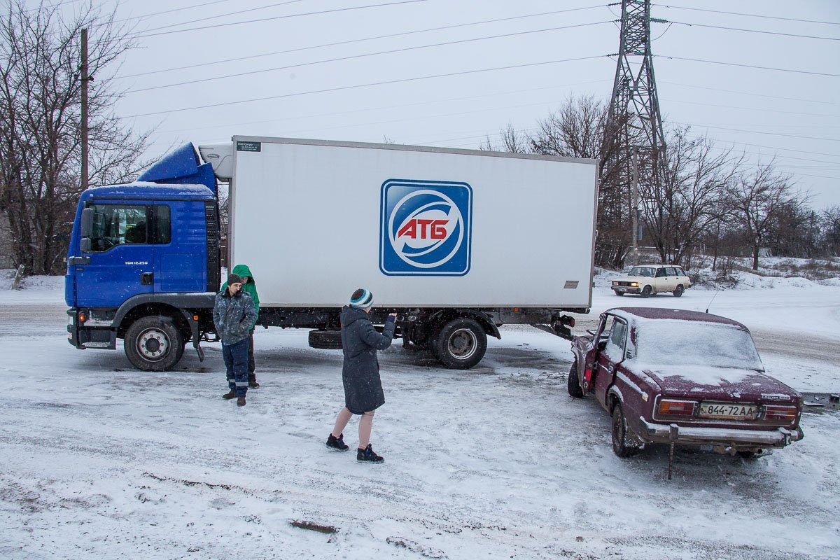 Автомобили стоят прямо на перекрестке Автомобили стоят прямо на перекрестке