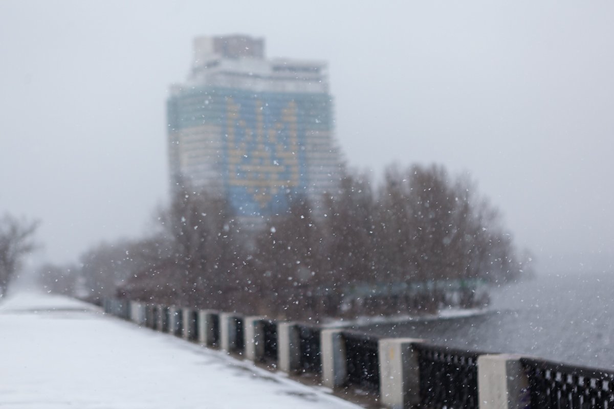 Идешь, а снежинки медленно тают на ресничках