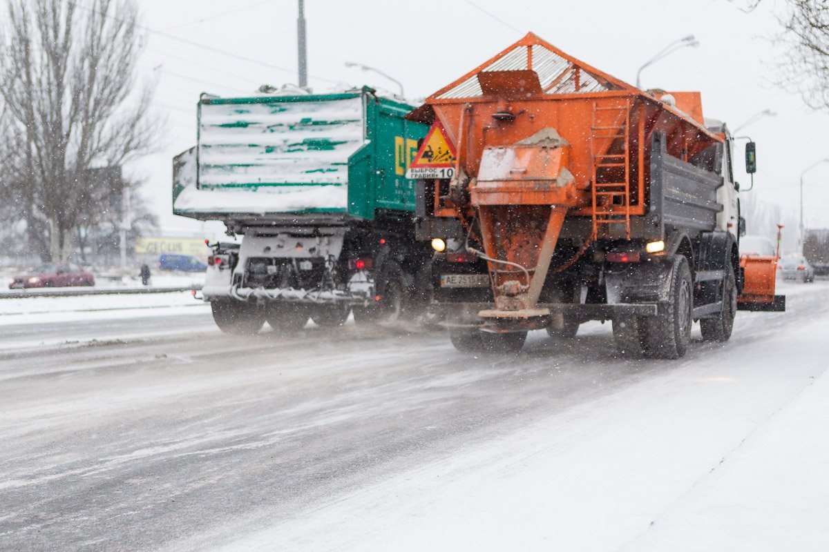 Полиция просит водителей в снегопад быть аккуратными на дорогах. Первыми откликнулись водители снегоуборочных машин.