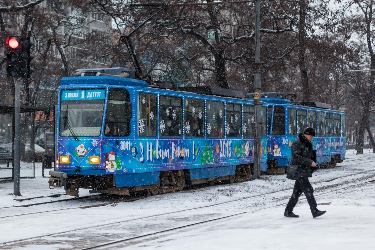 Наконец праздничный трамвай в Днепре выглядит уместно