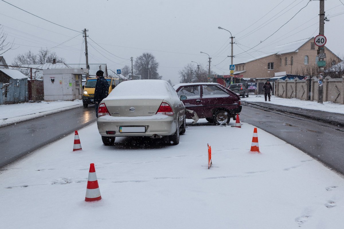 Предварительно, водитель ЗАЗ совершал разворот на дороге в сторону Донецкого шоссе, как произошло столкновение с Nissan