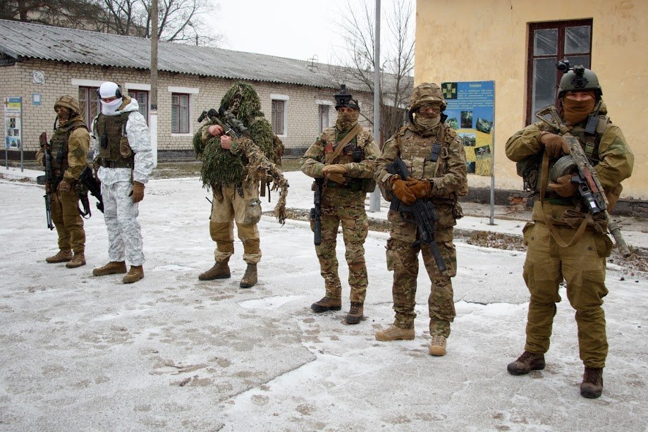 Военные в камуфляжной форме Военные в камуфляжной форме