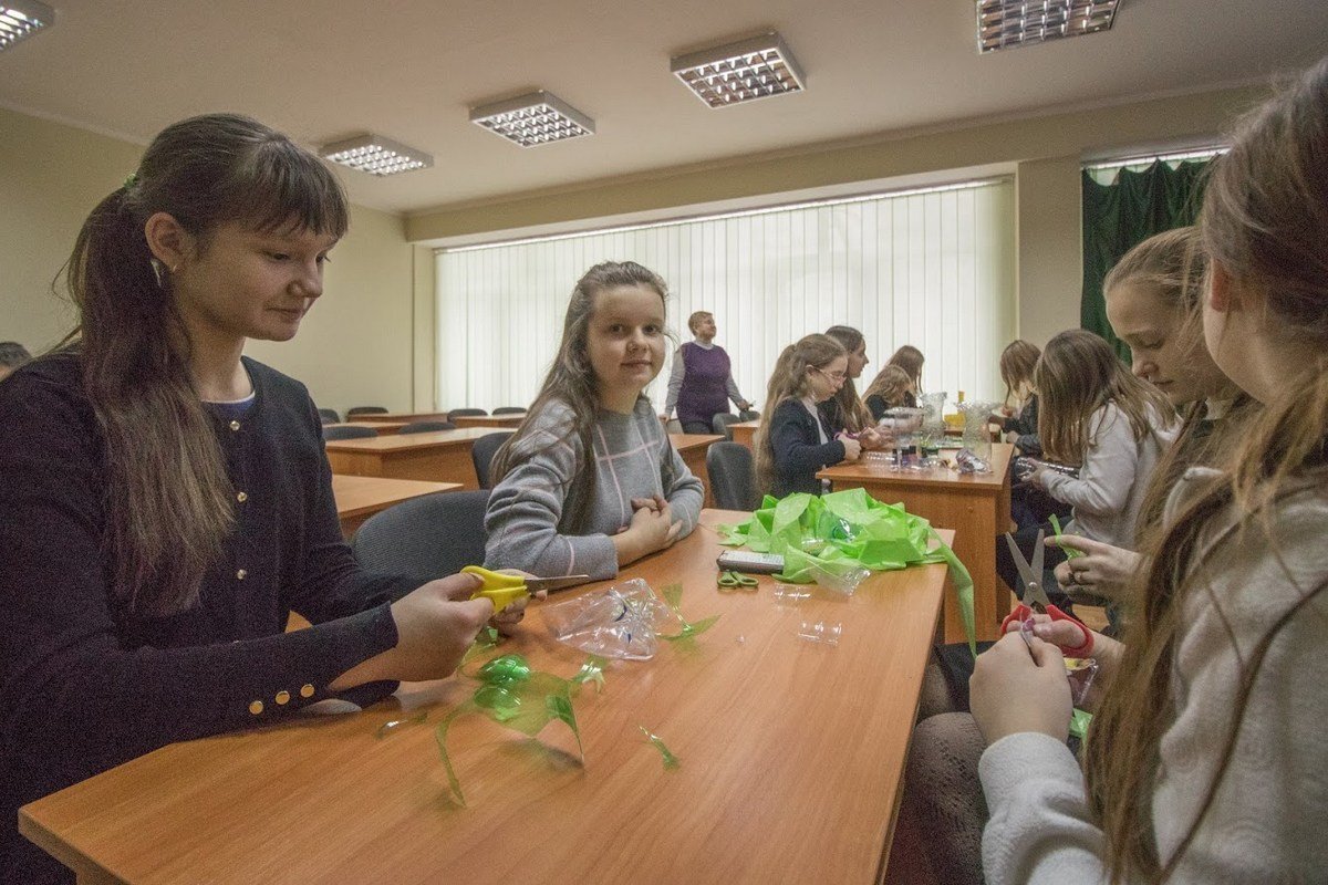 Дети изготавливают вазы из бутылок Дети изготавливают вазы из бутылок