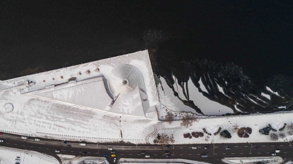 Взрослые и дети радуются настоящей зимней погоде