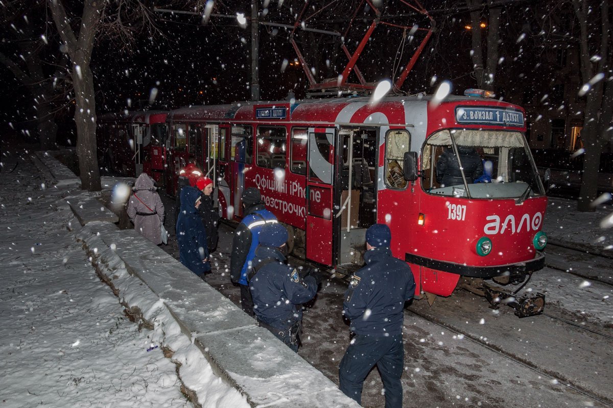 На Яворницкого в трамвае №1 умер мужчина На Яворницкого в трамвае №1 умер мужчина