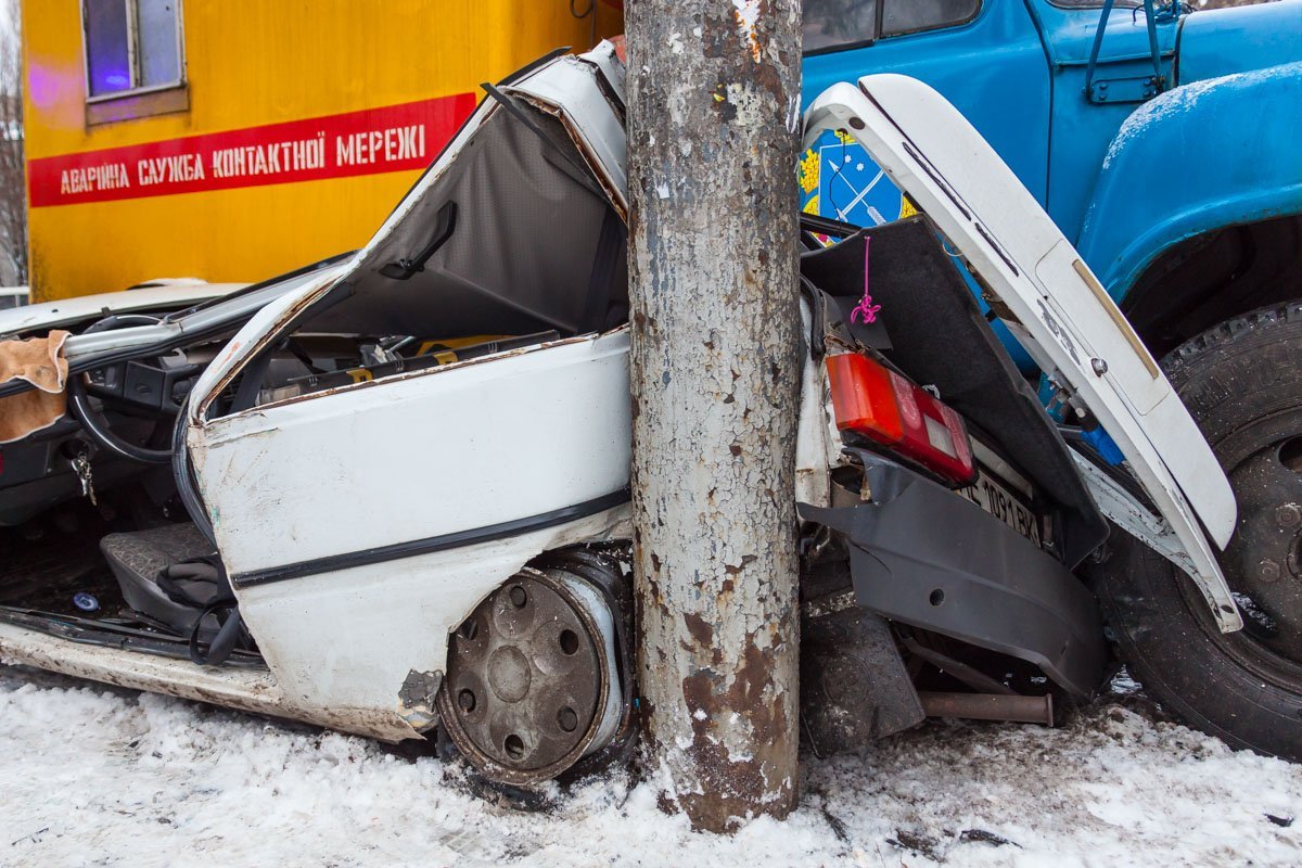 ГАЗ сбил Таврию и прижал ее к столбу ГАЗ сбил Таврию и прижал ее к столбу