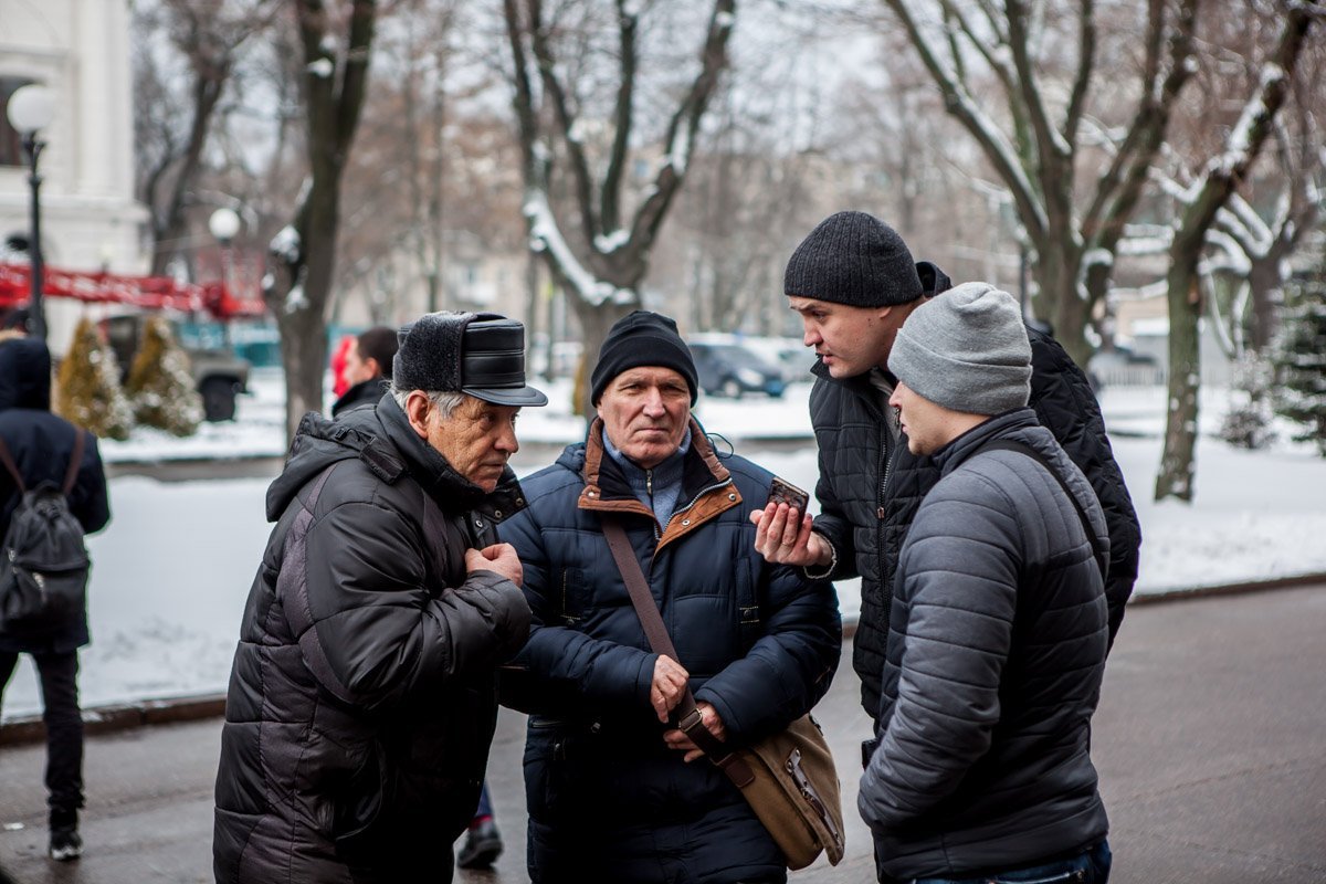 Митингующие спорили с представителями правопорядка Митингующие спорили с представителями правопорядка