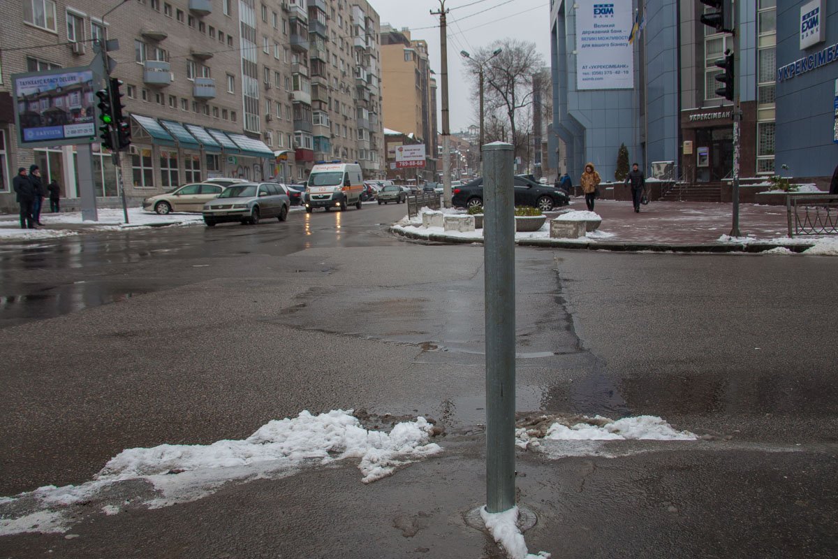 Пока что в городе устанавливают съемные столбы Пока что в городе устанавливают съемные столбы