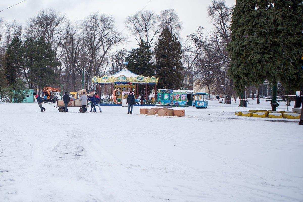 Елочные игрушки увозят на хранение Елочные игрушки увозят на хранение