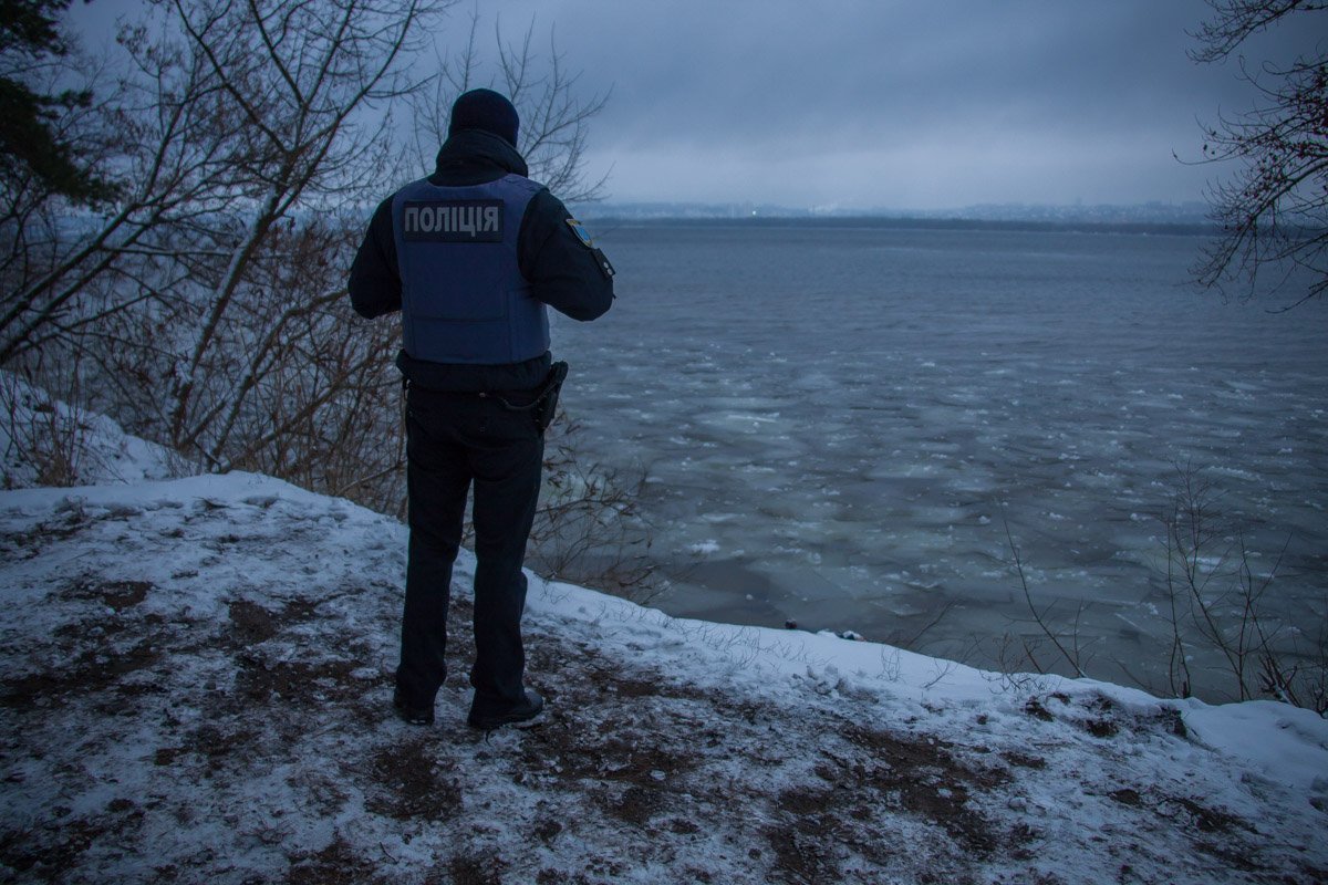 На место происшествия приехал патруль полиции На место происшествия приехал патруль полиции