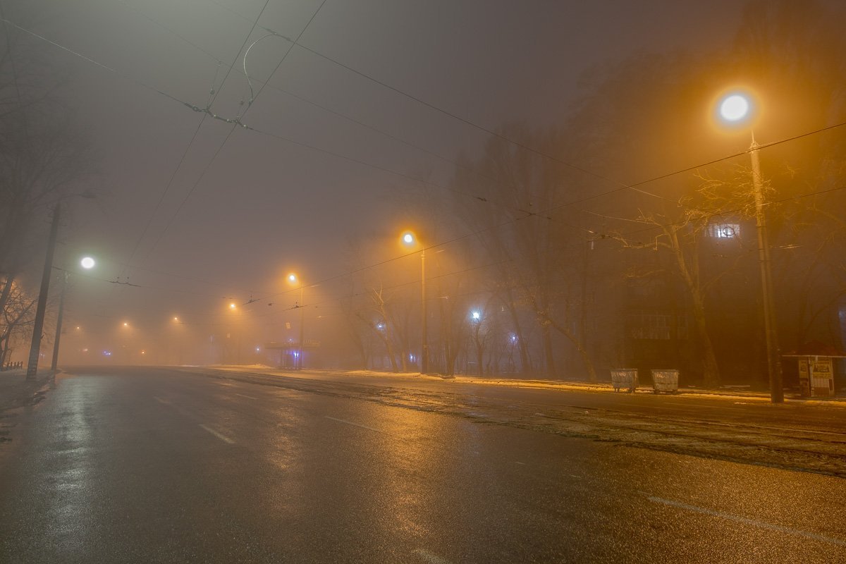 Мгла придала ночному городу пелену загадочности и мистики