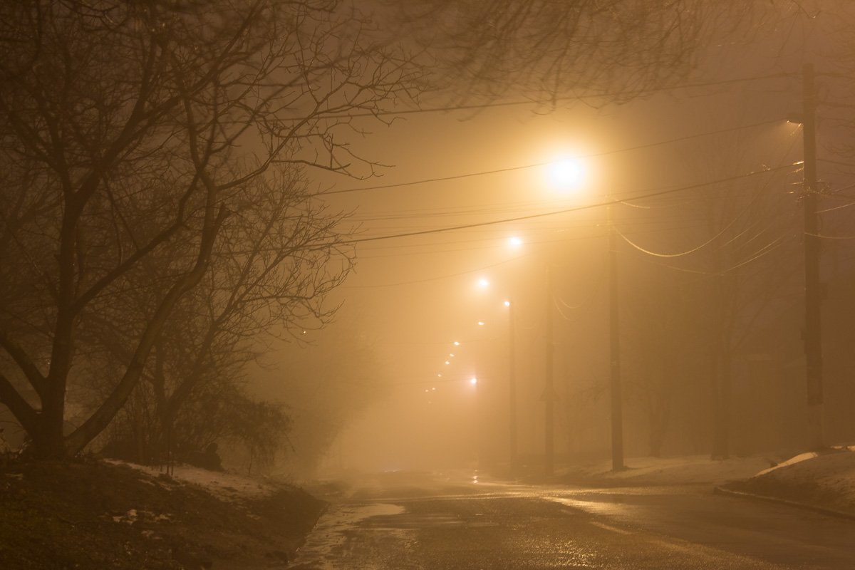 Вдалеке теряются очертания привычных улиц и домов