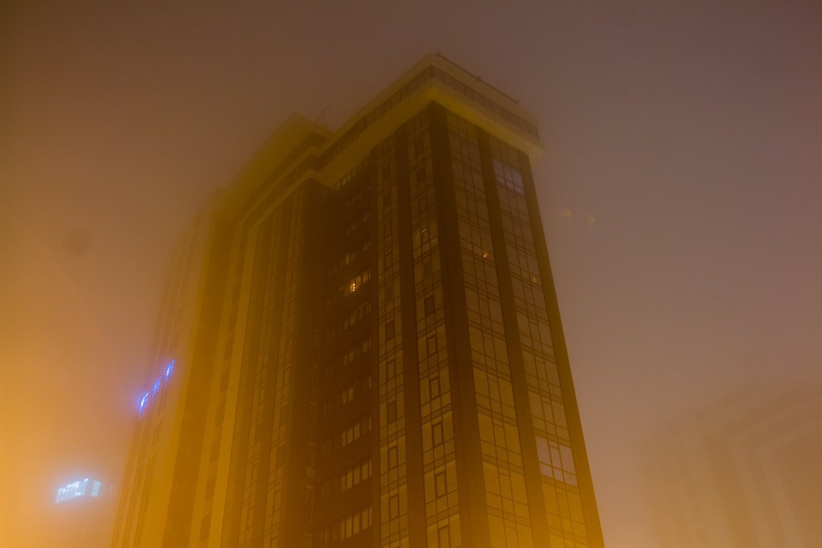 Дома утопают в белой мгле