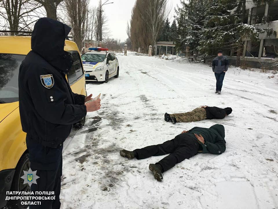 Правоохранители Днепра задержали мужчину, который пытался втянуть патрульного в преступную схему по хищению имущества госпредприятия Правоохранители Днепра задержали мужчину, который пытался втянуть патрульного в преступную схему по хищению имущества госпредприятия