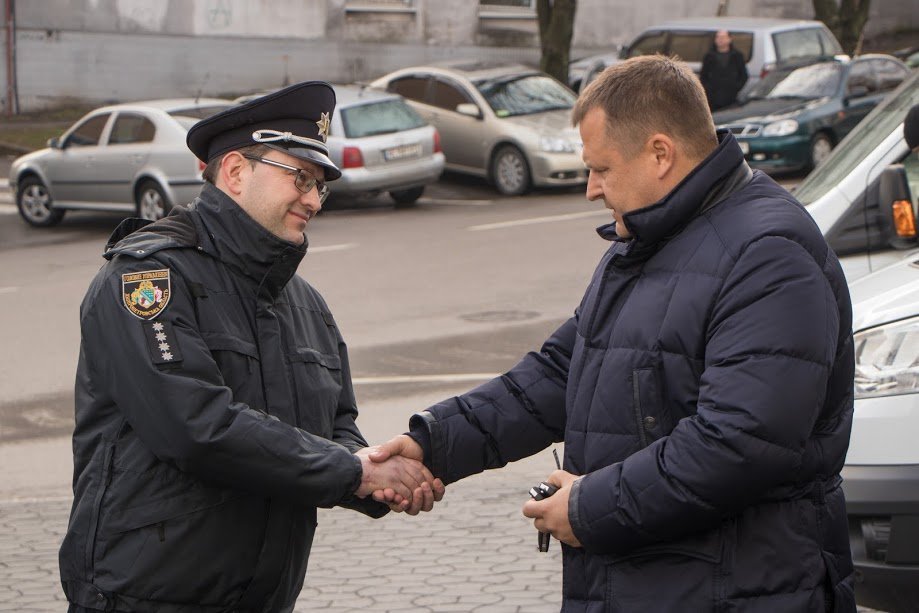 Борис Филатов вручает ключи от микроавтобусов Владимиру Богонису