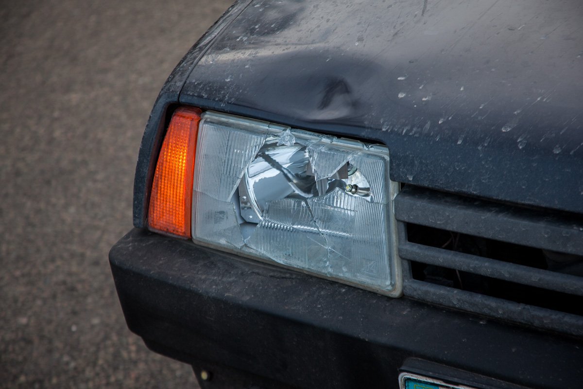 От удара у ВАЗ разбилась фара От удара у ВАЗ разбилась фара