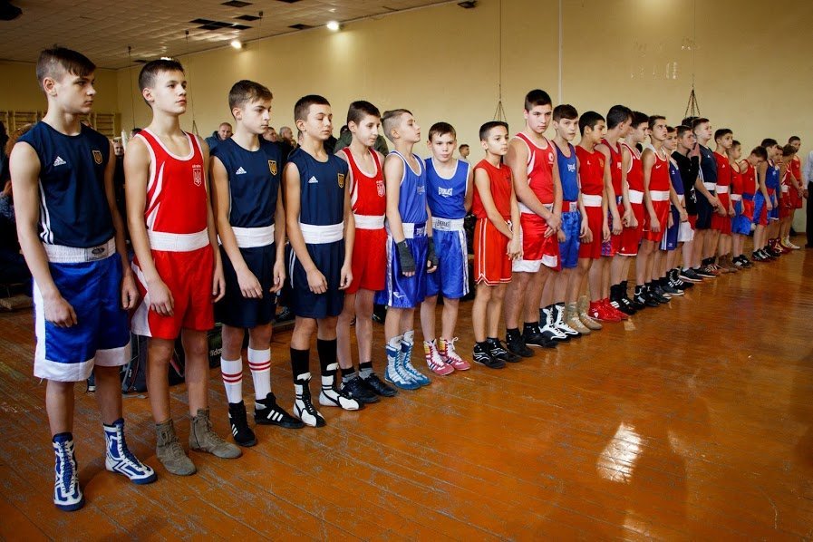 В турнире принимают участие 110 юношей В турнире принимают участие 110 юношей