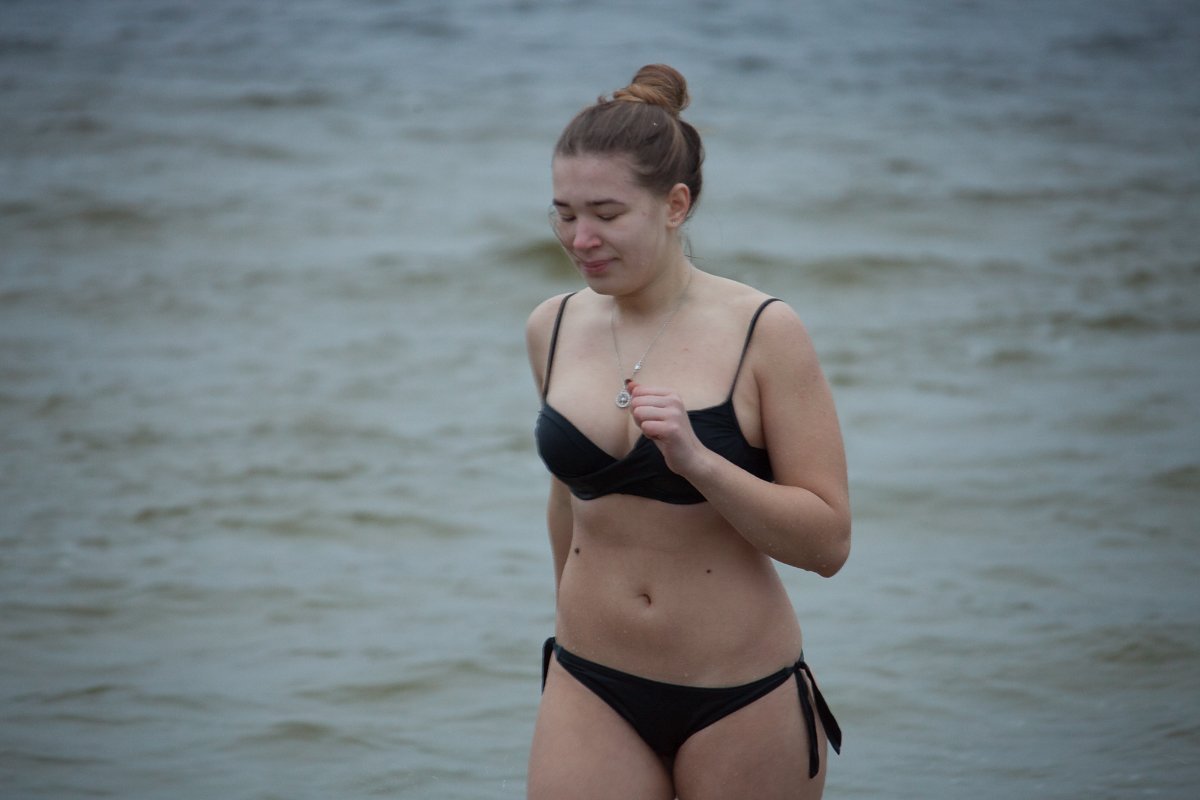 Первые «моржи» окунулись в Днепр на Воронцовском пляже