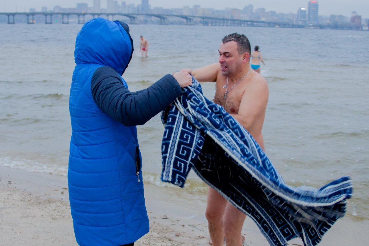 Несмотря на то, что столбик термометров опустился ниже нуля, жители Днепра смело окунаются в воду