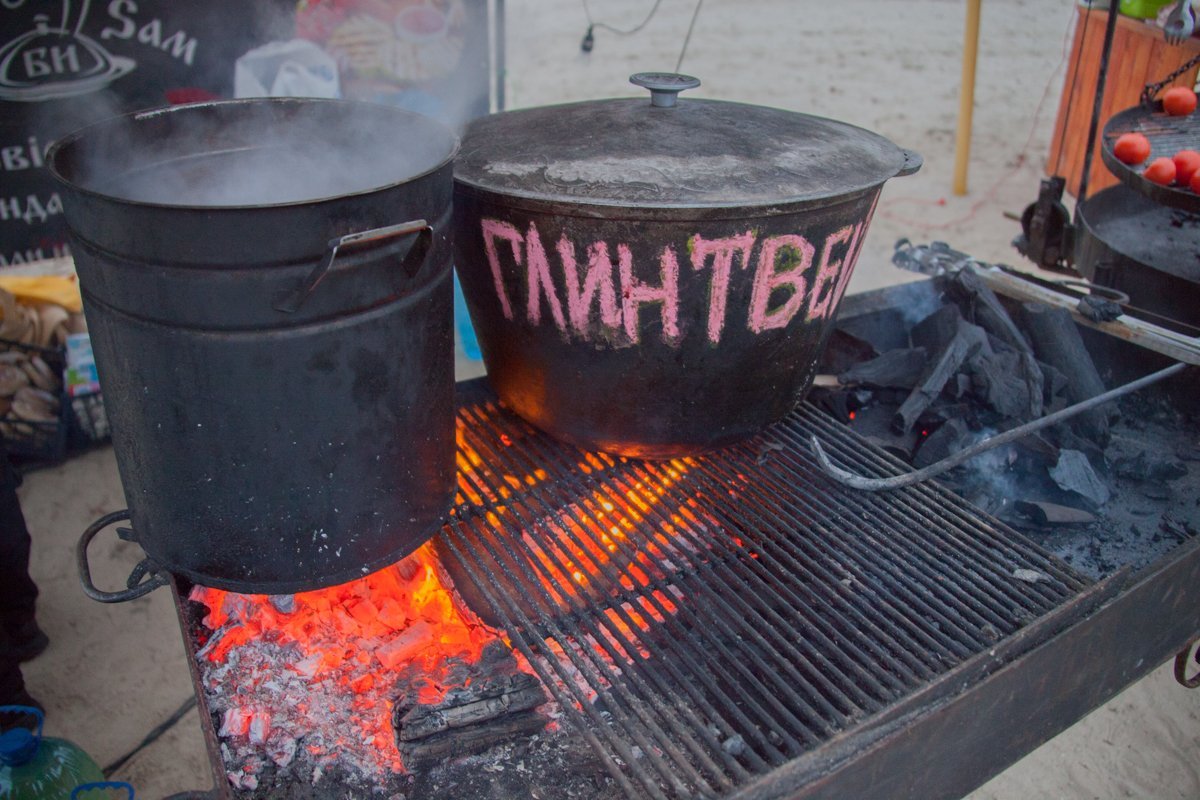 В воздухе пахнет жаренным мясом и глинтвейном