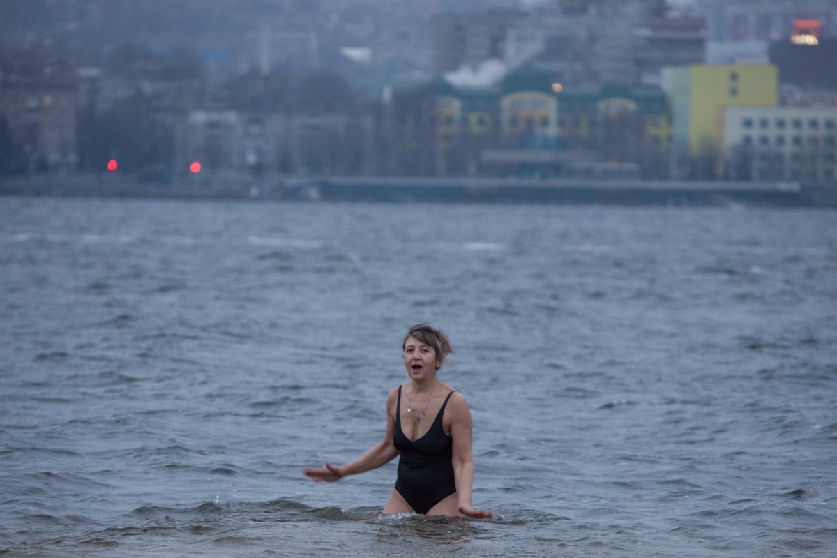 Холод никого не останавливает: люди верят, что окунувшись в этот день, можно очистить душу от грехов