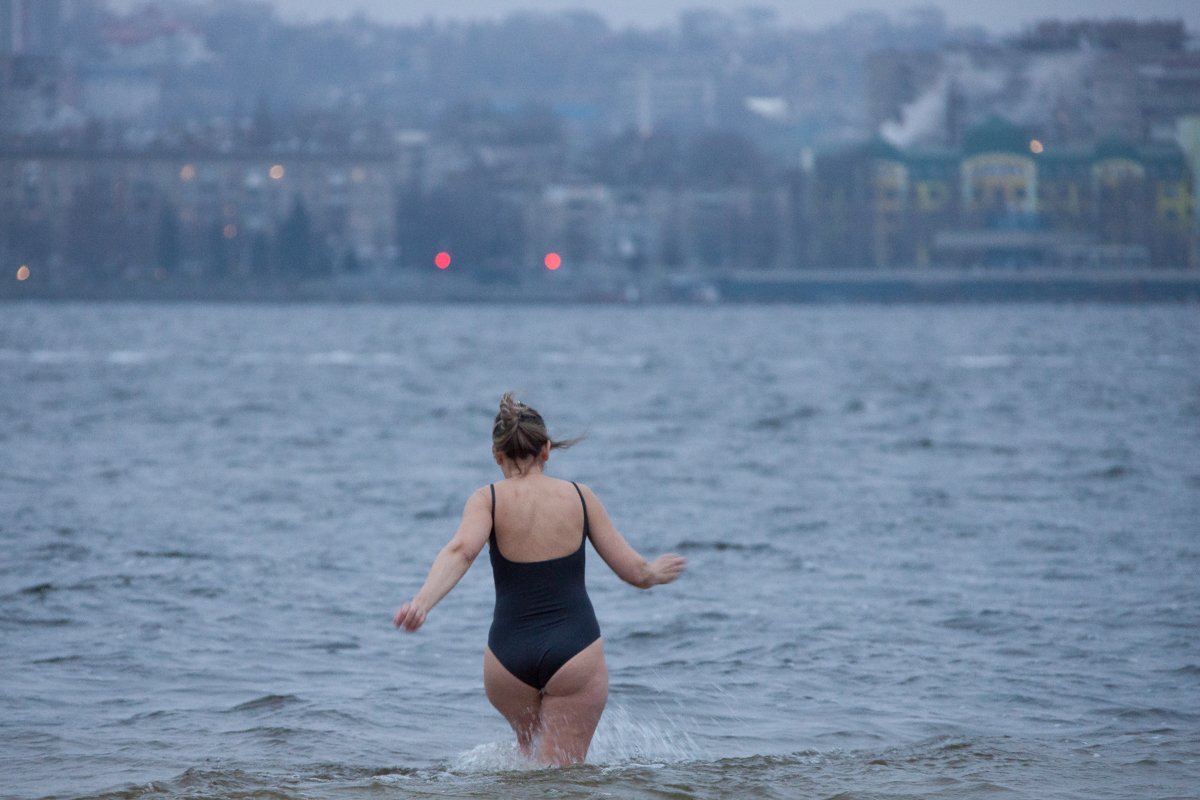 Люди смело шагают в холодную реку