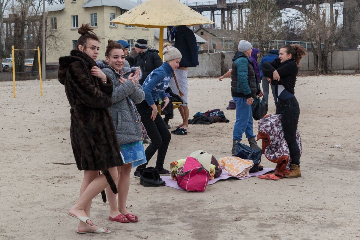 Девушки согревались как могли Девушки согревались как могли