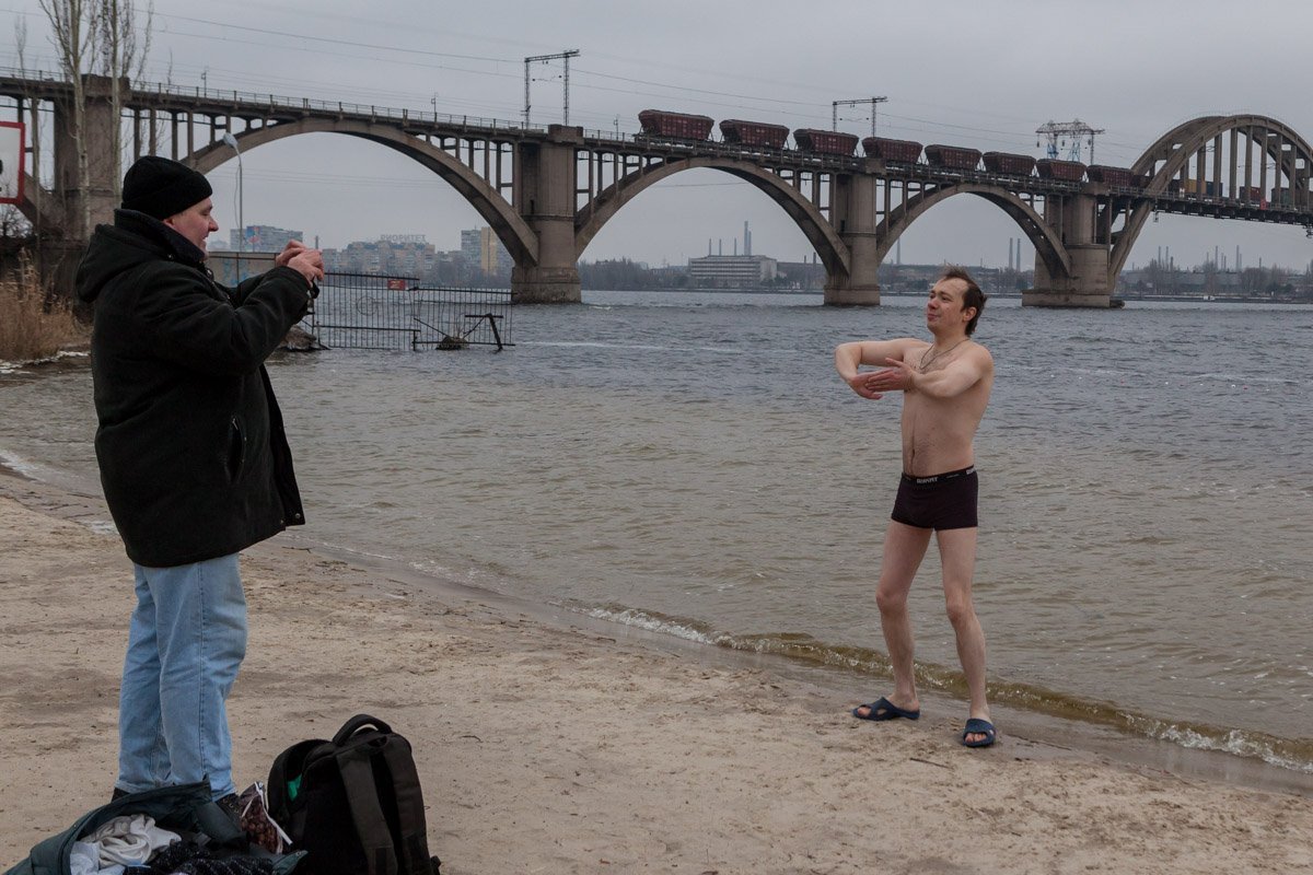 Жители Днепра не забывали разогреваться перед нырянием  Жители Днепра не забывали разогреваться перед нырянием