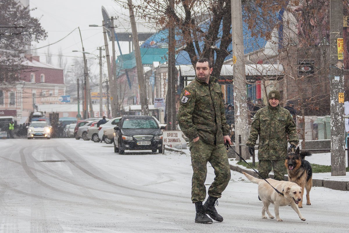 Во главе шествия было духовенство, а во главе духовенства - патрульный экипаж и кинологи Во главе шествия было духовенство, а во главе духовенства - патрульный экипаж и кинологи