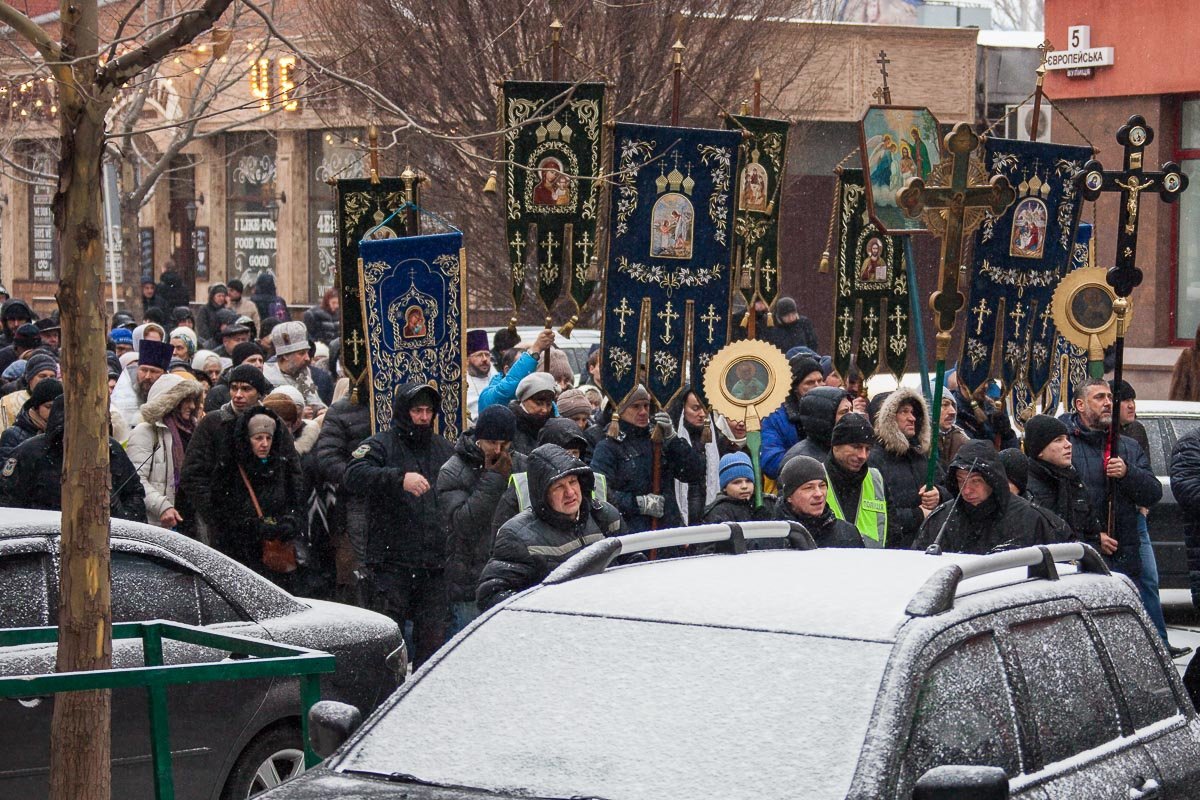 Верующие во главе с духовенством прошли по центральным улицам города Верующие во главе с духовенством прошли по центральным улицам города