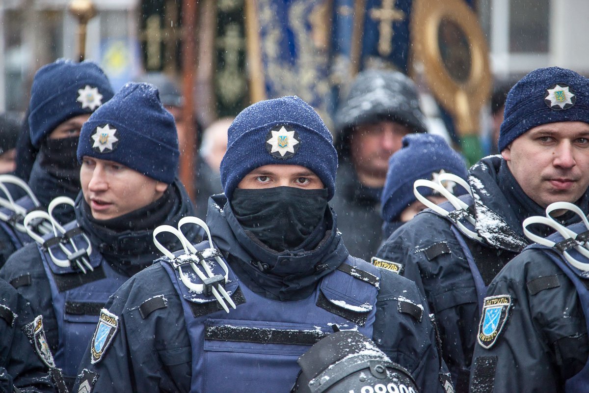 Большую половину шествующих составляли сотрудники полиции в полном обмундировании Большую половину шествующих составляли сотрудники полиции в полном обмундировании