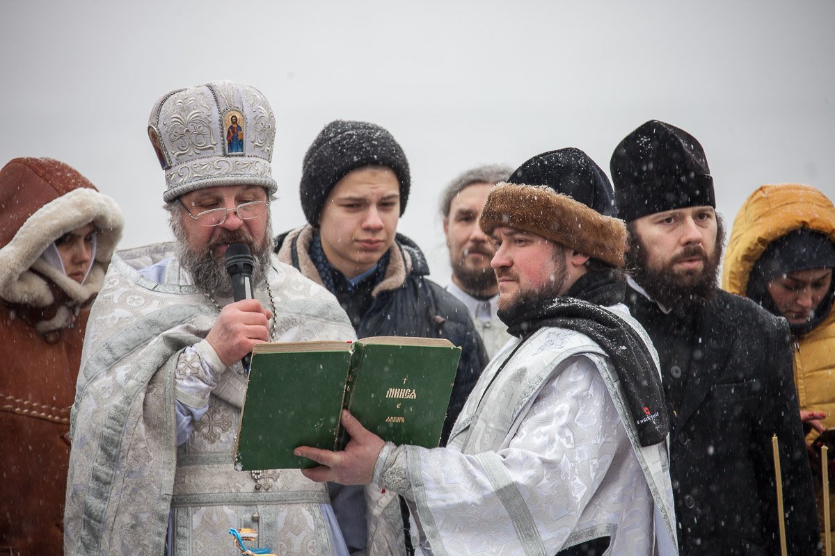 Спустившись к собору, управляющий Днепропетровской епархией митрополит Ириней провел праздничную службу Спустившись к собору, управляющий Днепропетровской епархией митрополит Ириней провел праздничную службу