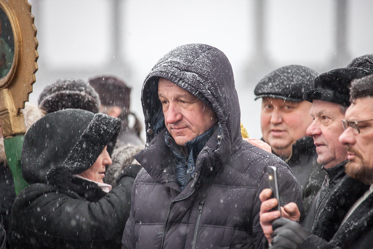 Среди толпы за церковной праздничной службой наблюдал экс-мэр Иван Куличенко Среди толпы за церковной праздничной службой наблюдал экс-мэр Иван Куличенко