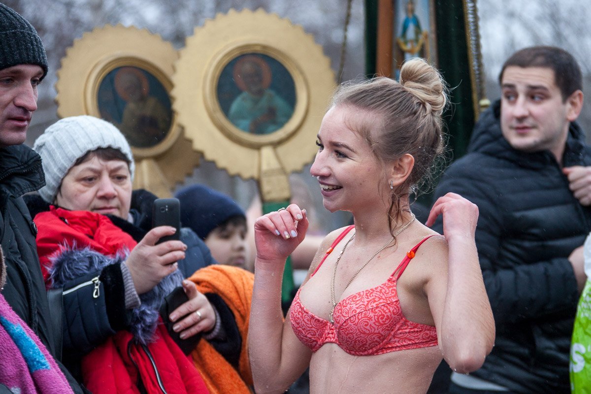 Молодые девушки получили удовольствие от купания Молодые девушки получили удовольствие от купания