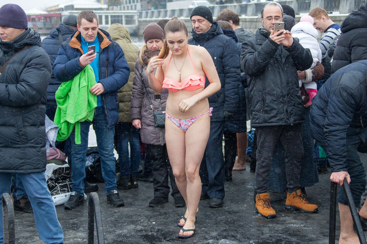 Смелых девушек не пугала ледяная вода Смелых девушек не пугала ледяная вода