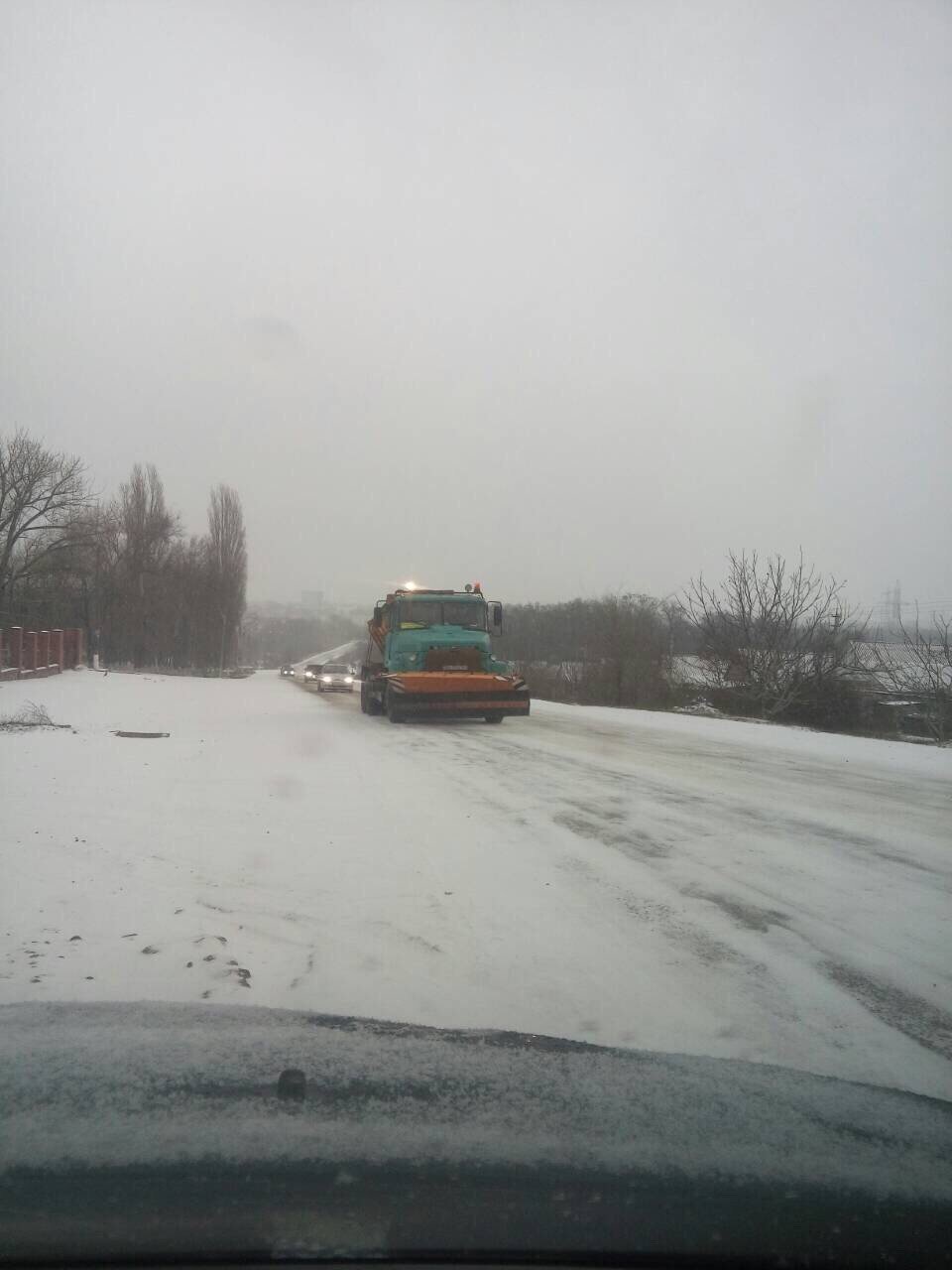 Для расчистки на дороги выехала спецтехника
