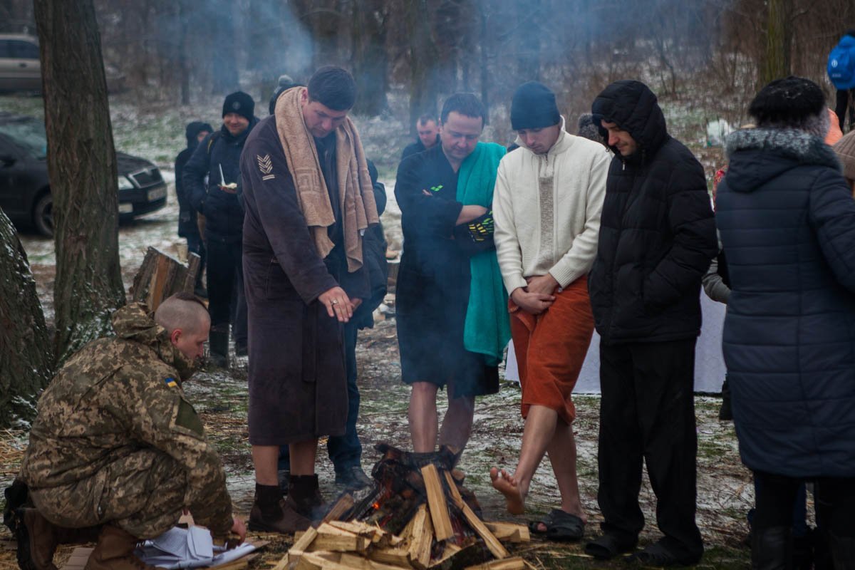 Каждый грелся, как мог Каждый грелся, как мог
